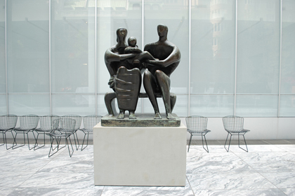 WHITE GLASS FOREGOUND (HENRY MOORE, FAMILY GROUP, 1949, BRONZE 1,50X1,18 X76)