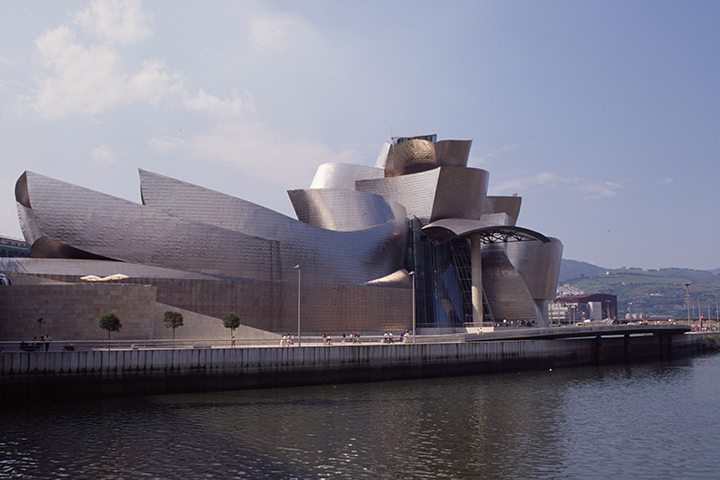 F. GEHRY, BILBAO: SKYLINE FROM THE RIVER