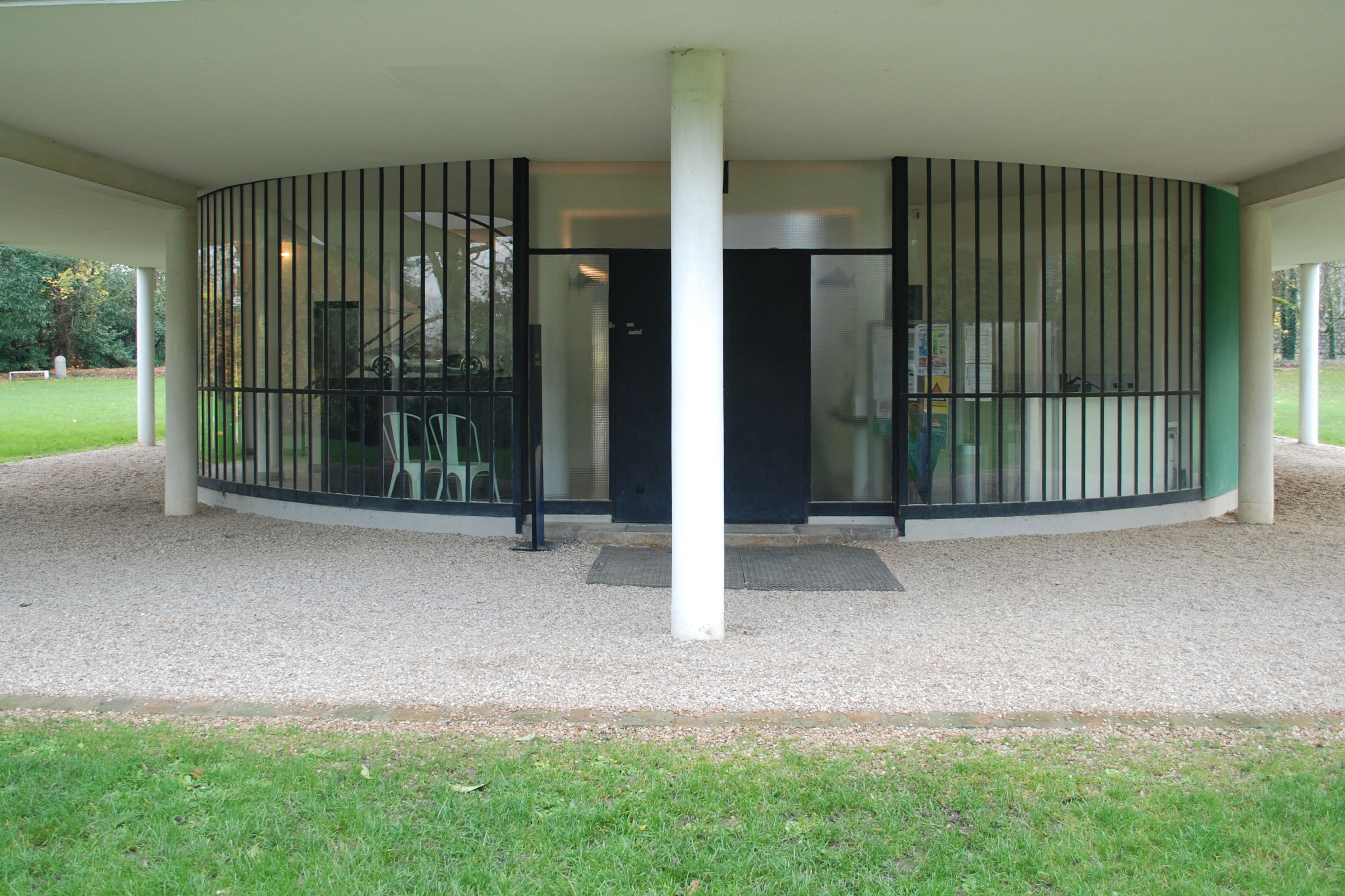 LE CORBUSIER, POISSY: TRAFFIC AND GROUND BELOW
