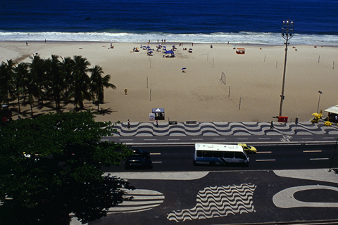 R. BURLE MARX, RIO DE JANEIRO: MOSAIC TROUGH TRAFFIC BETWEEN BUILDINGS AND SAND