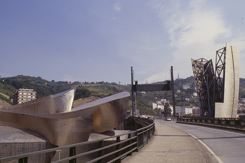 F. GEHRY, BILBAO: PROWS RAMMING BRIDGE