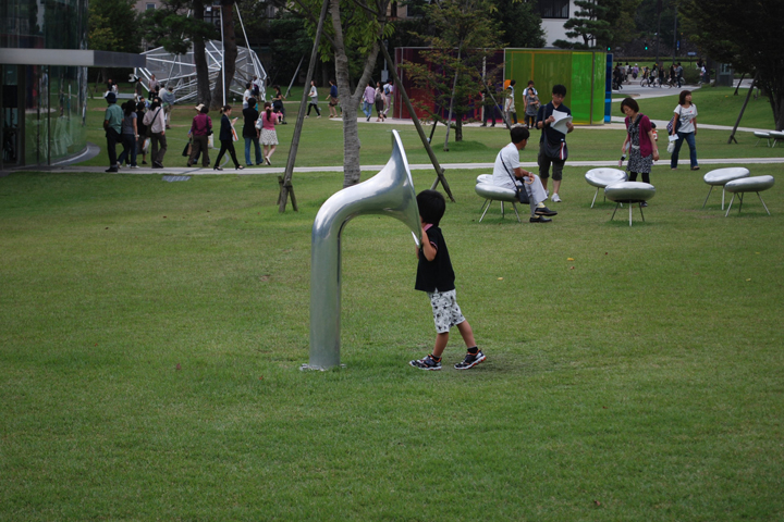 SANAA, KANAZAWA: CHILD PLAYING 