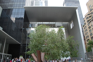 MAN AND OBELISK (BARNETT NEWMAN, BROKEN OBELISK, 1963, COR TEN STEEL, 749.9 X 318.8 X 318.8)