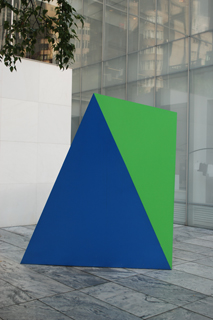 WHITE AND GLAA FOREGROUND(ELLSWORTH KELLY, GREEN BLU 1968, PAINTED ALUMINIUM)