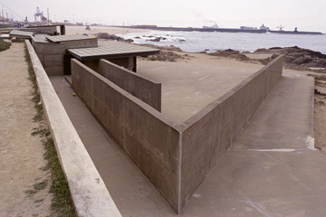 . SIZA, LEA DA PALMEIRA: AN ANGLE MOVES WATERFRONT LINE TO MEET SEA