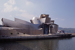 F. GEHRY, BILBAO: SKYLINE FROM THE RIVER