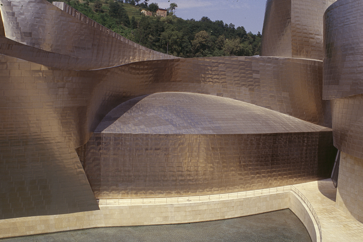 F. GEHRY, BILBAO: BETWEEN CATIA AND NATURAL SLOPE