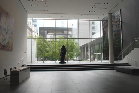 WHITE GLASS FOREGOUND (HENRY MOORE, FAMILY GROUP, 1949, BRONZE 1,50X1,18 X76)