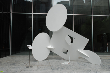 “BLACK GLASS FOREGOUND” (CLAES OLDEBURG, GEOMETRIC MOUSE-SCALE A, 1975 PAINTED STEEL AND ALUMINIUM, 396,6x381x452,8)