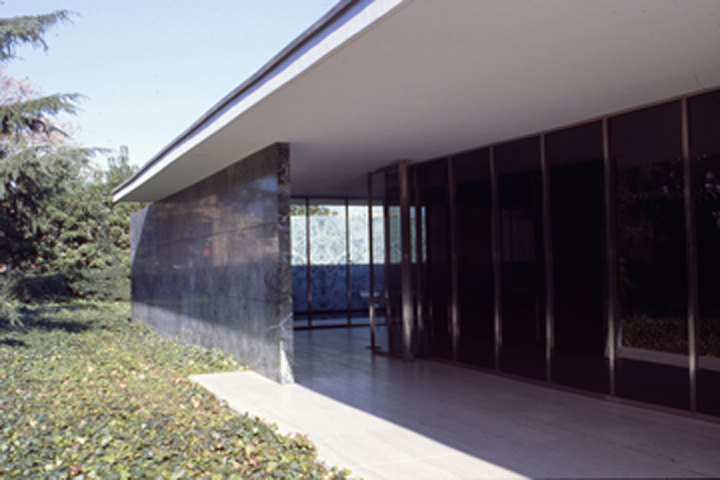 L. MIES VAN DER ROHE, BARCELONA: ROOF, WALLS AND GRASS