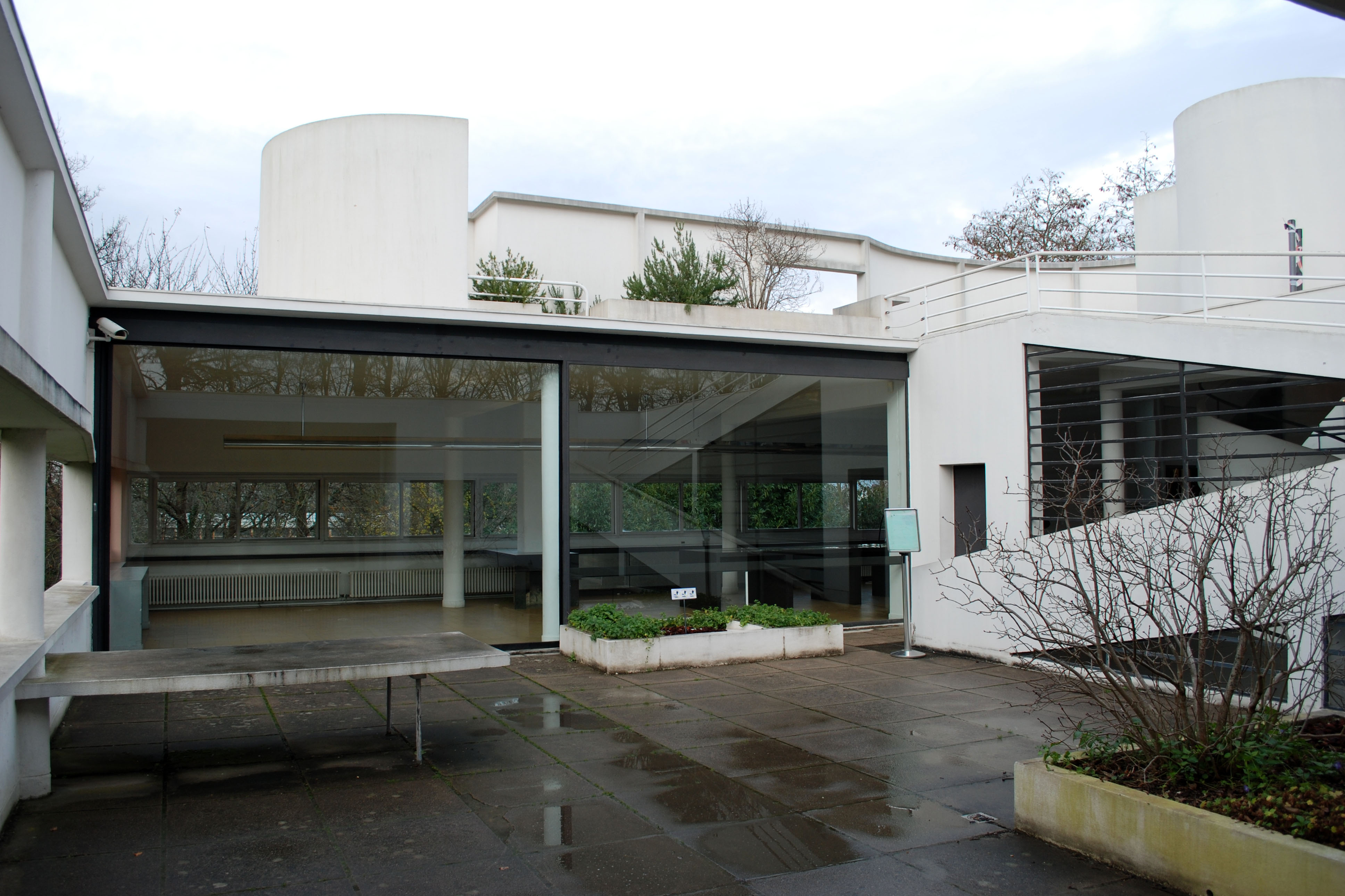 LE CORBUSIER, POISSY: LE DEHORS DEVIENT DEDANS