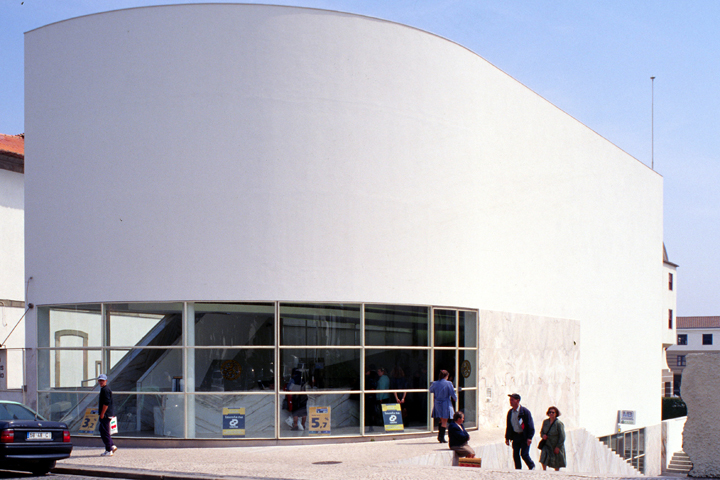 SIZA VEIRA VILLA DO CONDE: �LET THE CURVE SHIFT�