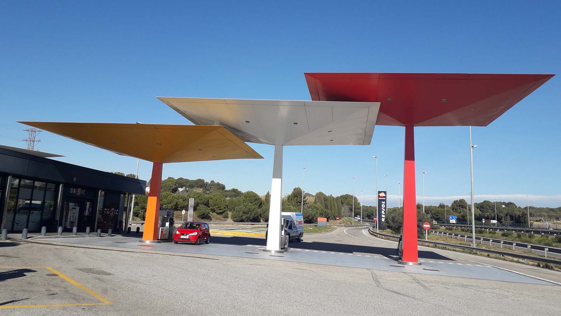 NORMAN FOSTER, REPSOL SERVICE STATION, 2016   